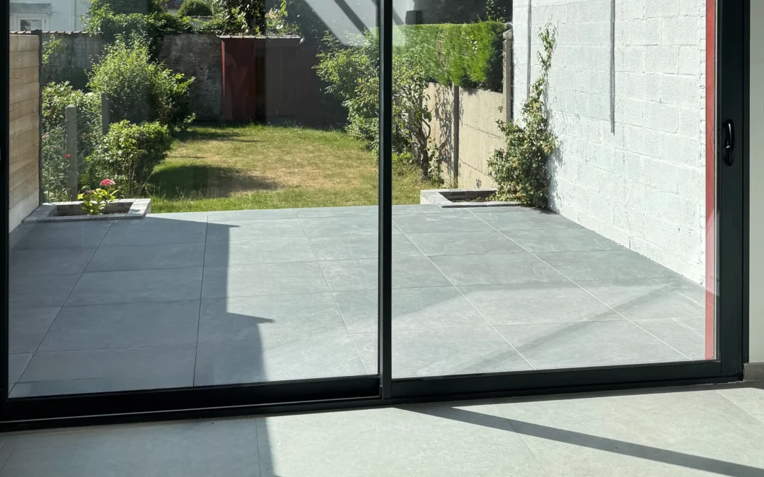 Ma baie vitrée coulisse mal : causes fréquentes et solutions faciles