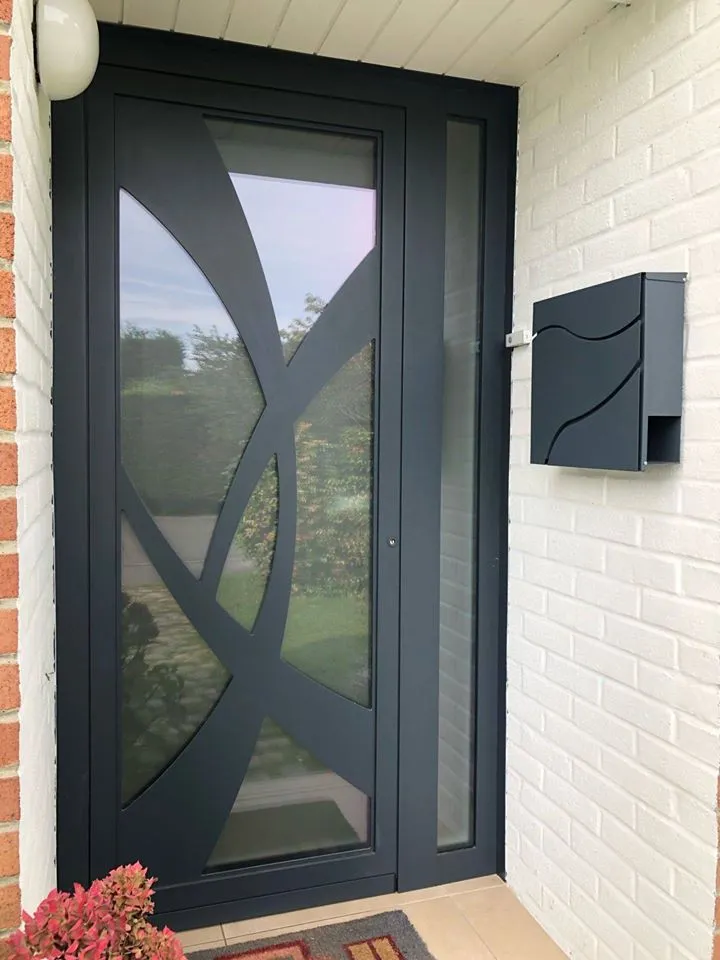 Porte aluminium amande