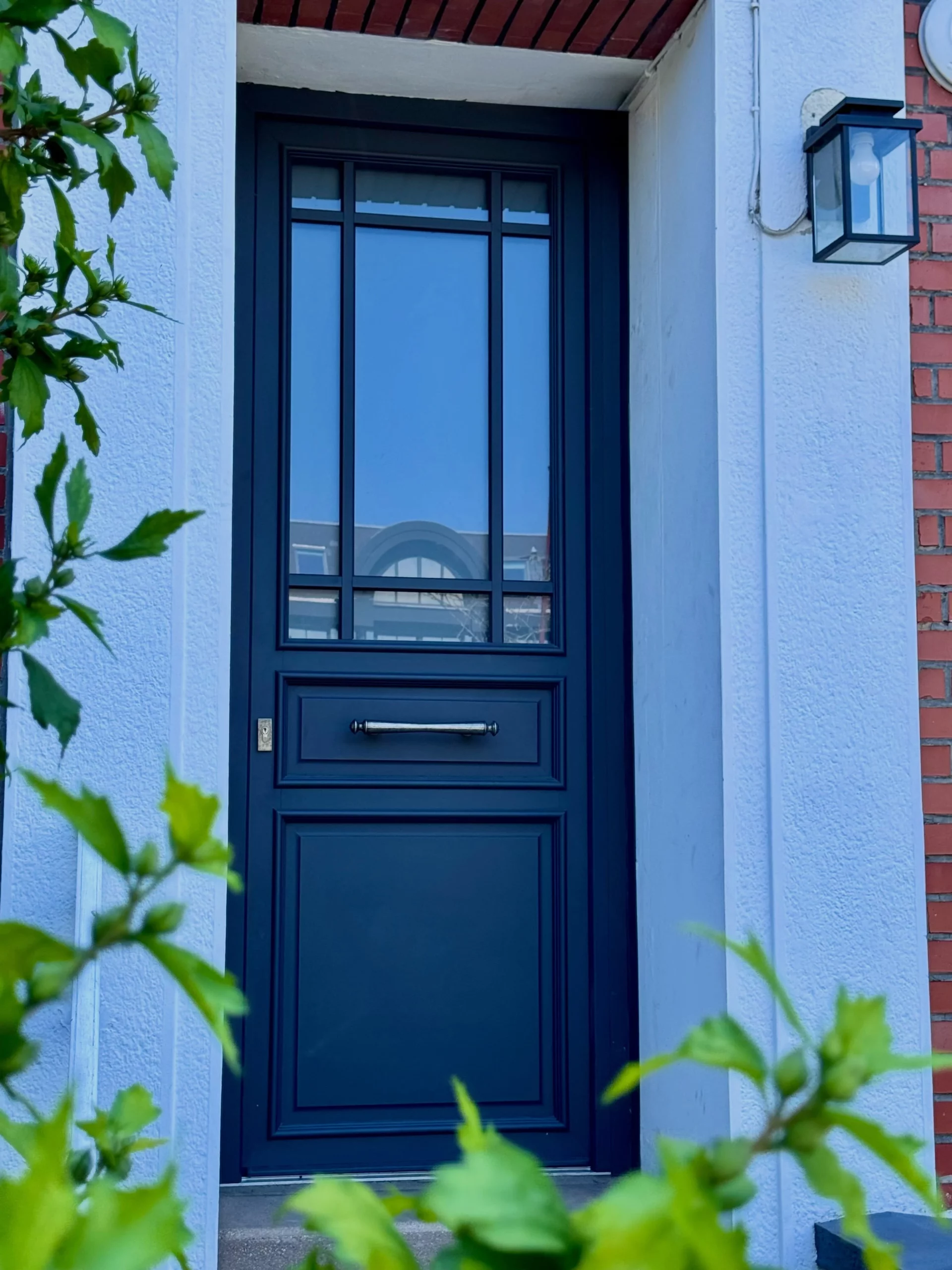 Porte d'entrée PVC coloris Carbon posée sur une façade à Marcq-en-Baroeul