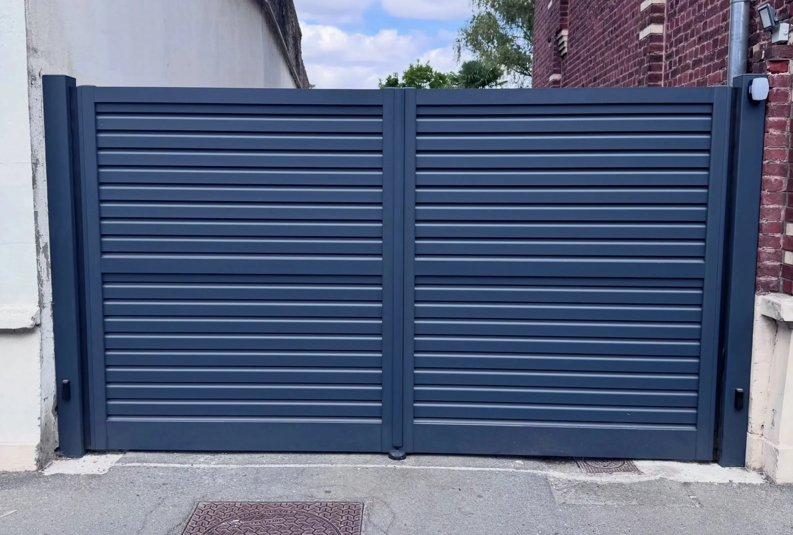 Portail aluminium à lames ventilées sur façade de maison à Wavrin
