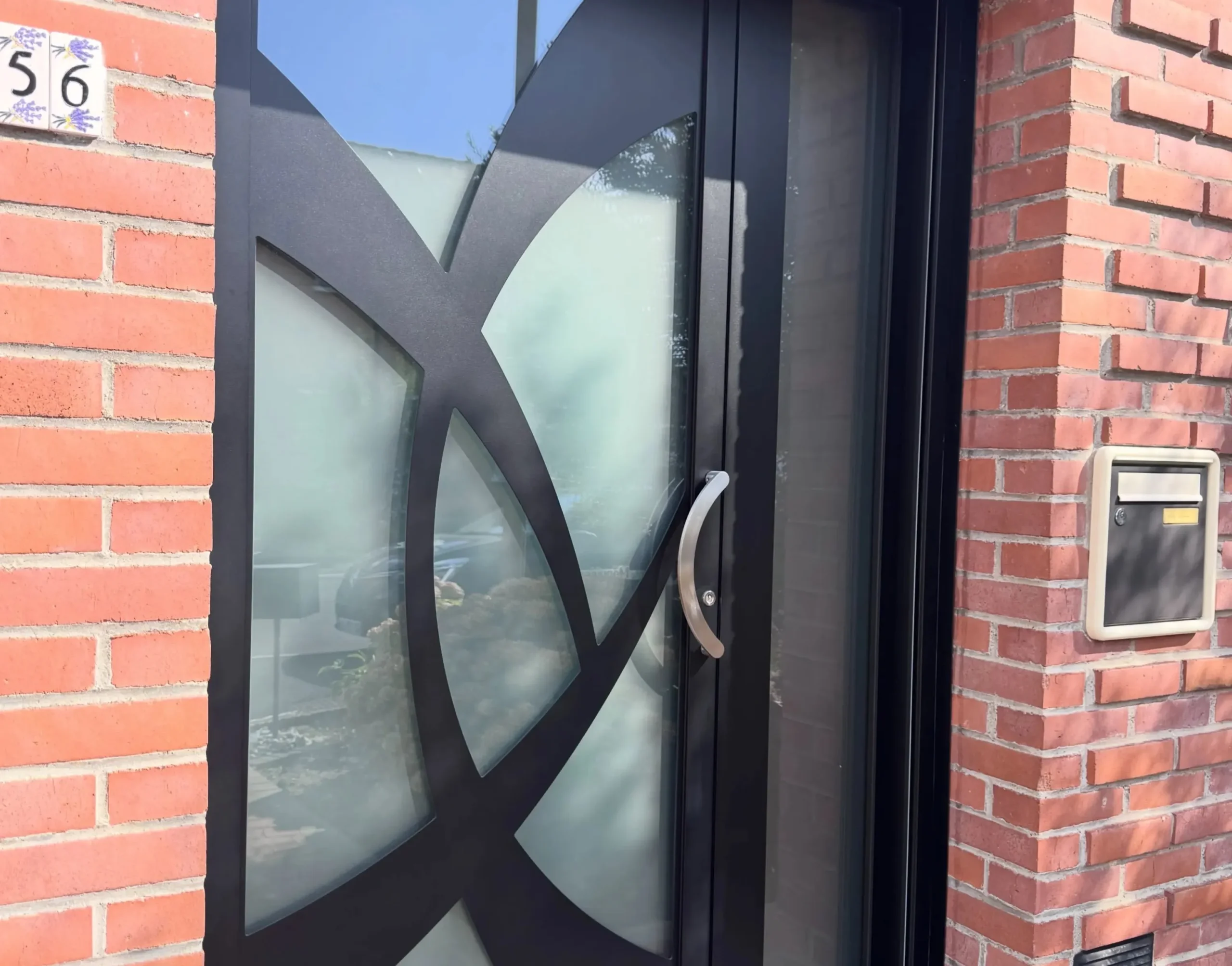 Façade avec porte d'entrée aluminium Choques