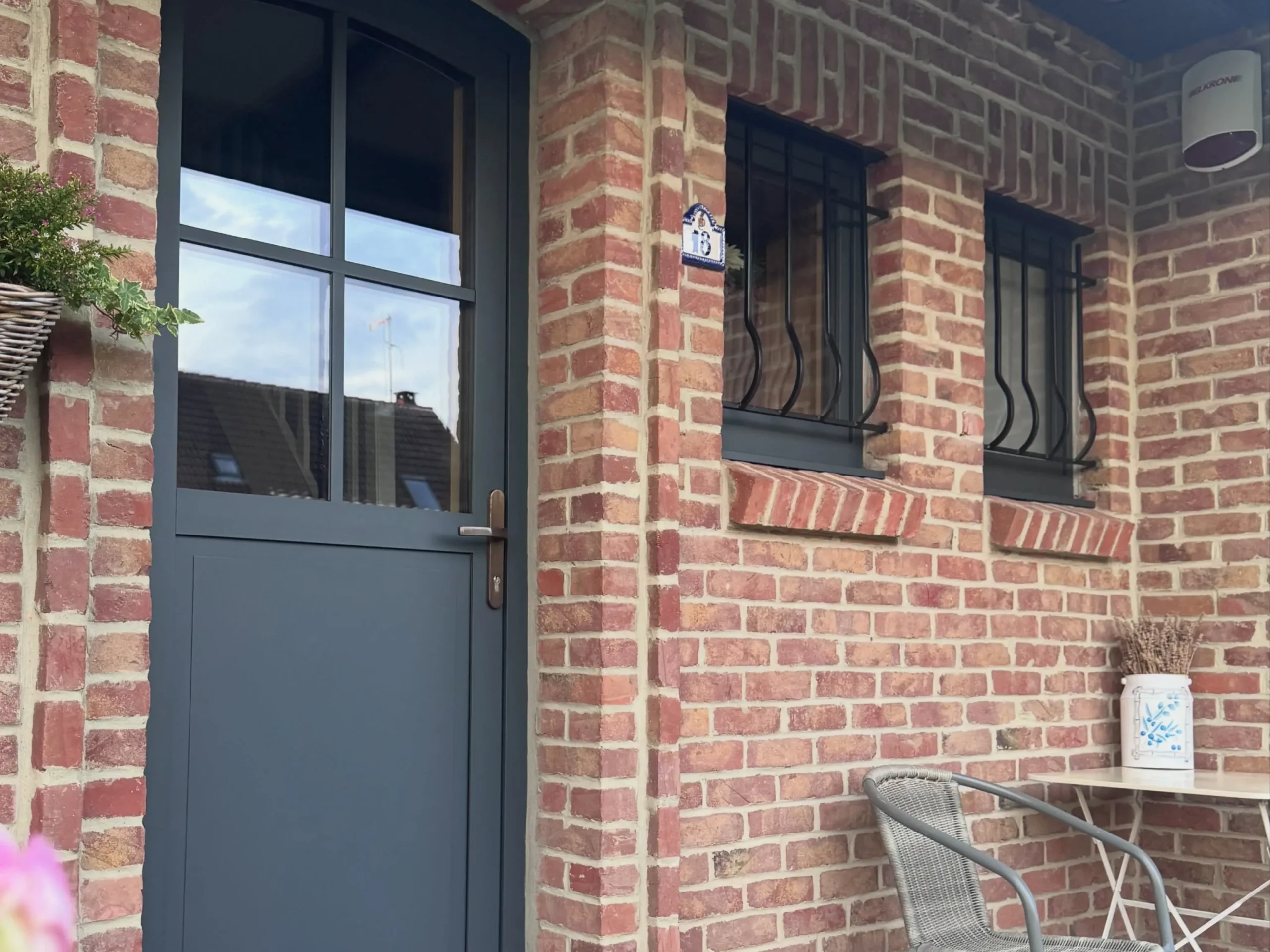 Menuiseries bois-aluminium posées sur une maison à Allennes-les-Marais