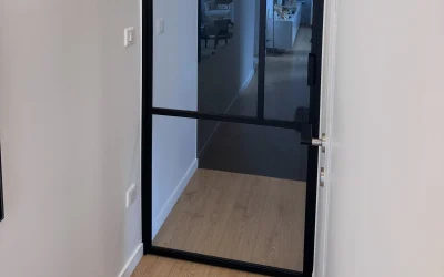 Pose d&rsquo;une porte acier sur mesure toute vitrée à Marcq-en-Barœul